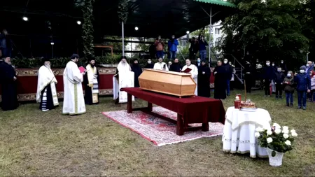 PANDEMIE. Oamenii veniți să-l vadă pe ÎPS Pimen la Suceava nu respectă regulile stării de alertă