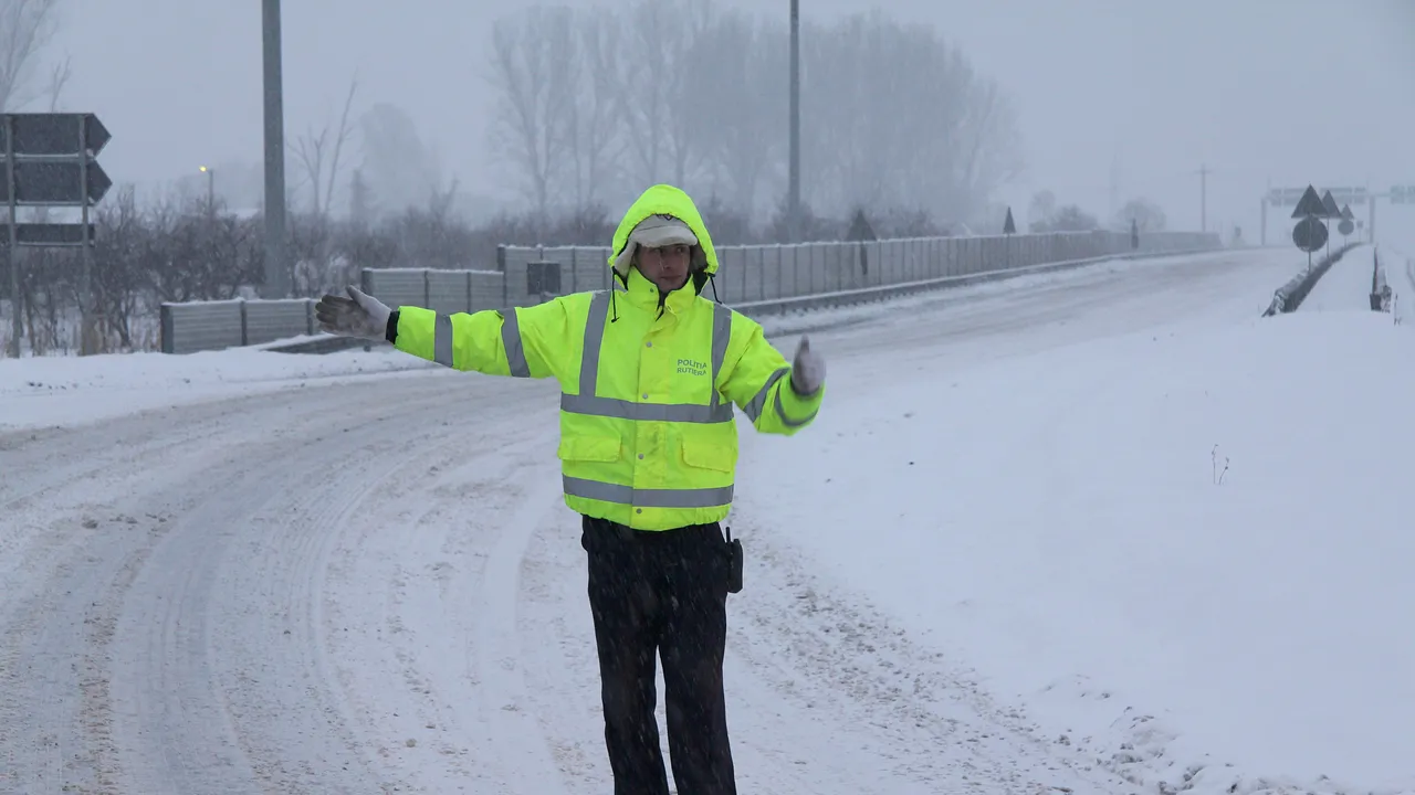 VREMEA. Autostrăzile A2, A3 și tronsoane din DN 2 au fost închise din cauza viscolului. HARTA