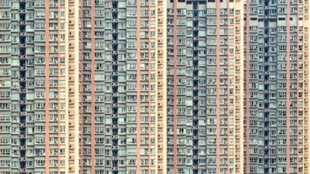 Orașul în care se află cel mai mare bloc din România. Are 523 de apartamente, 900 de locatari dar și a fost construit 