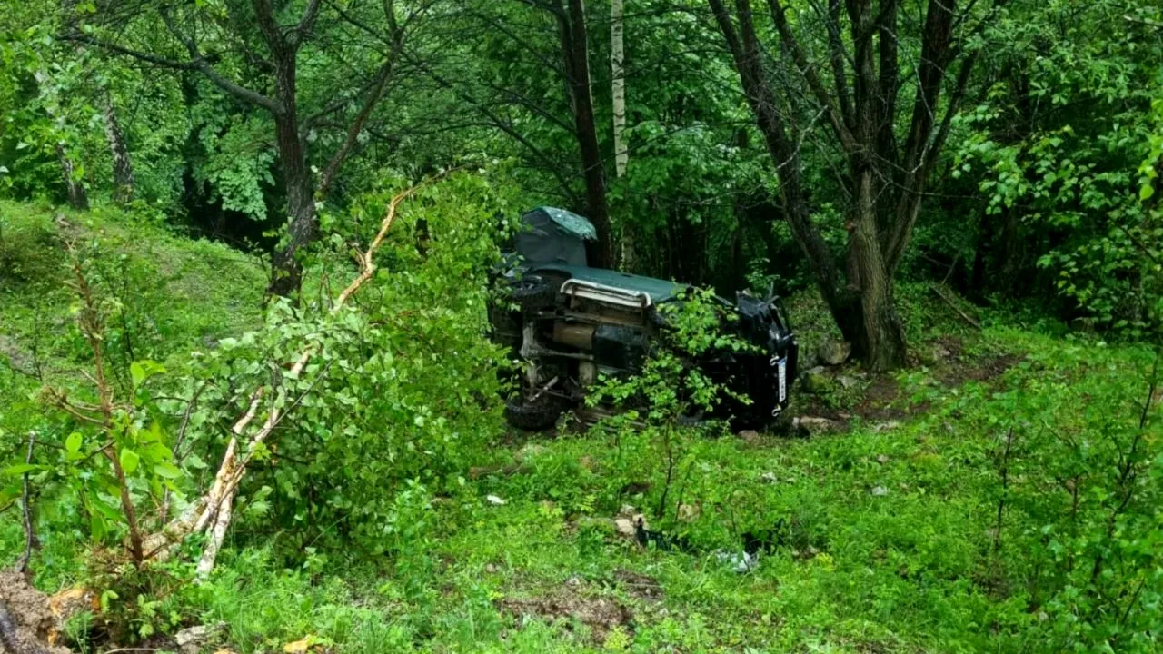 Tânăr de 21 de ani, decedat după ce s-a rostogolit 50 de metri cu mașina: Alte două persoane au fost transportate la spital - FOTO
