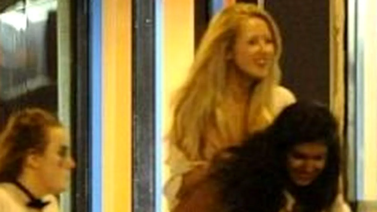 Tineri britanici, surprinși din nou în ipostaze indecente pe străzi. GALERIE FOTO