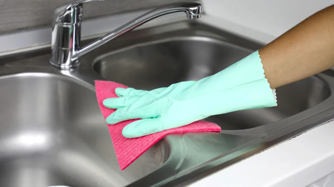 Trucul care te ajută să-ți desfunzi chiuveta rapid. Ai nevoie de 3 ingrediente din bucătărie!