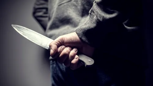 Un bărbat din Sebeș și-a atacat soția și fiica de 16 ani cu un cuțit