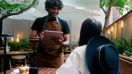 Unul din șase lucrători din hoteluri și restaurante sunt STRĂINI. Fără muncitorii asiatici, industria HoReCa din România s-ar putea prăbuși