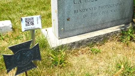 Cod QR pe piatra funerară, ultima „fiță” la înmormântări/Ideea de afacere, dezvoltată de doi studenți din România