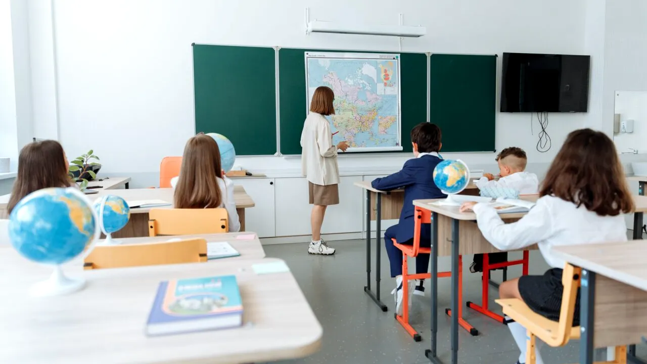 Mii de copii ucraineni, înscriși la școlile din România pentru a nu pierde subvenția de la stat