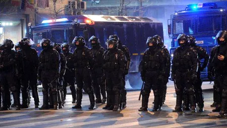 FOTO impresionant. Cum le-au mulțumit tinerii din Piața Victoriei jandarmilor care asigurau paza la protest