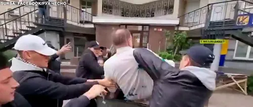 VIDEO | Un politician prorus din Ucraina a fost aruncat într-un tomberon și stropit cu urină