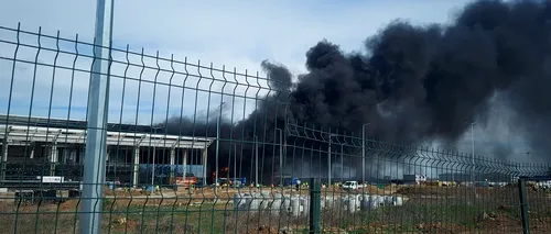 INCENDIU puternic într-o hală a Aeroportului Craiova / Au ars mai multe materiale de construcție / Fumul dens s-a răspândit în zonă
