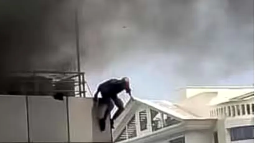 VIDEO: Un bărbat a sărit de la etajul 4, după ce un incendiu a izbucnit în cafeneaua în care lucra / Imaginile au devenit virale