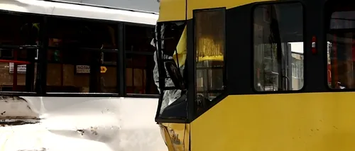 Două tramvaie s-au ciocnit la Arad, o pasageră și un vatman fiind răniți