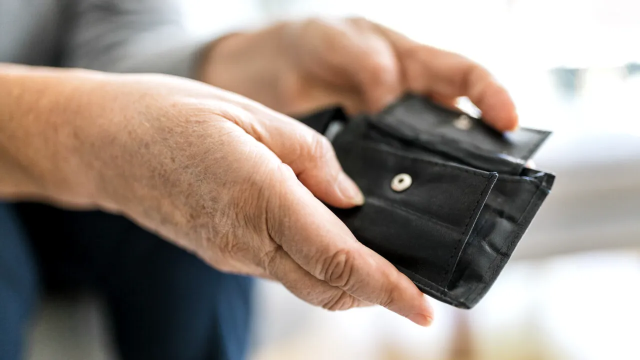 Cum s-a dat de gol o hoață din Iași, care i-a furat unei bătrâne PORTOFELUL în Mitropolie. S-a întâmplat chiar în fața polițiștilor