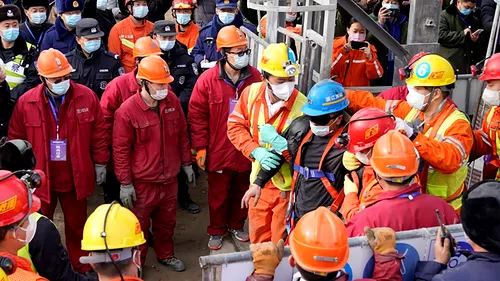 11 mineri chinezi blocați în subteran au fost salvați după două săptămâni