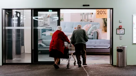 Pensionarii de peste 75 de ani cu o pensie socială minimă vor primi bonuri de masă printr-un program finanțat din fonduri europene. Ministrul Muncii: 