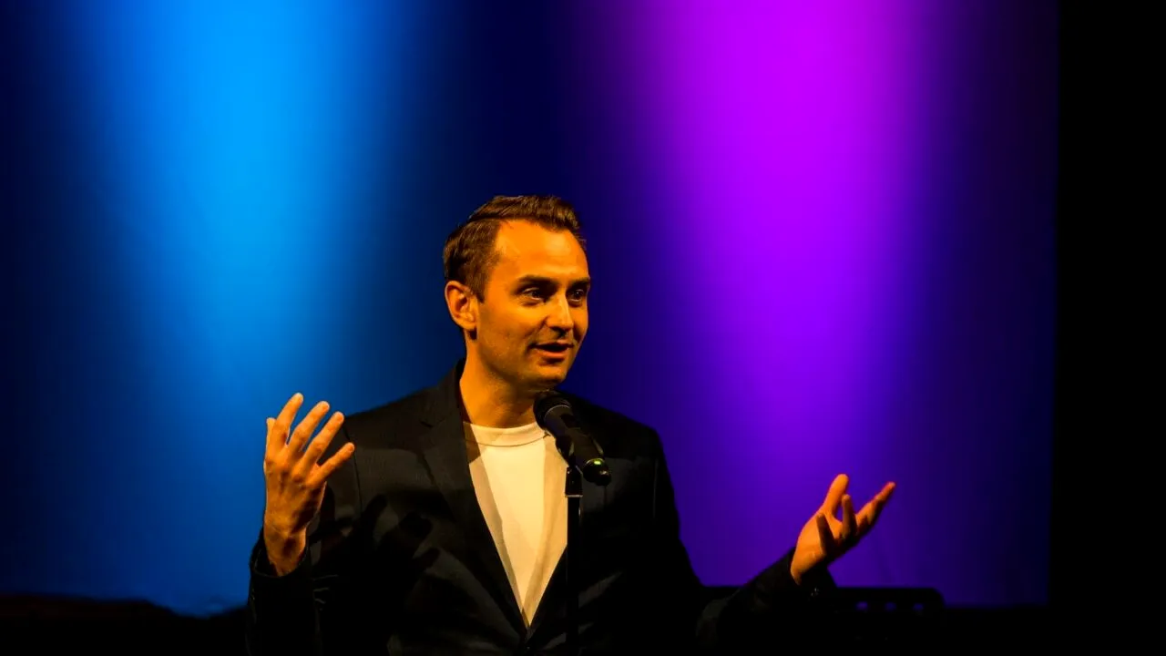 Cancelaria lui Bolojan cheltuie 480 de mii de lei lunar, după ce a achiziționat 17 mașini noi pentru demnitari