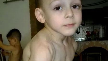 Micul Hercule și fratele său rămân în grija părinților