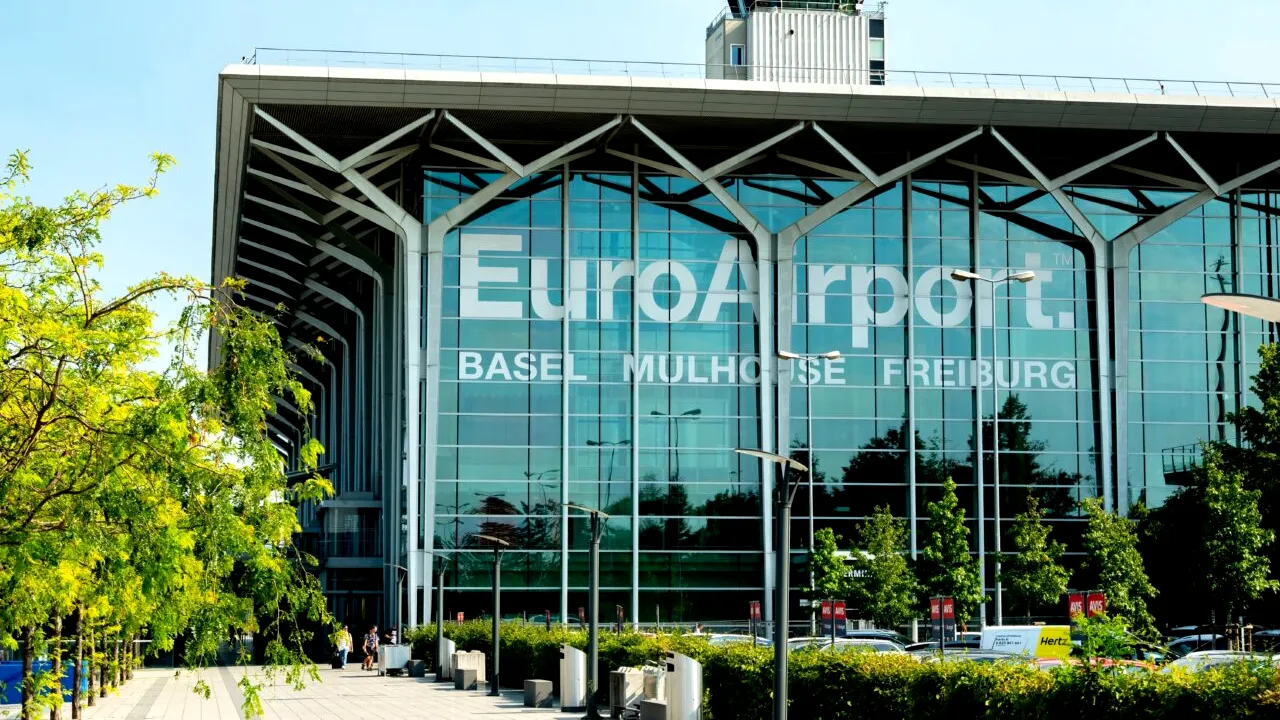 Singurul aeroport din Europa care se află în două ȚĂRI, Elveția și Franța. Prima a oferit terenul, cealaltă a suportat costurile construcției
