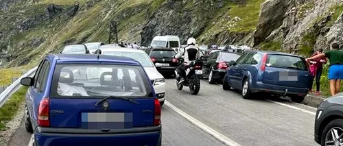 FOTO. Trafic de coșmar pe Transfăgărăşan. Turiştii au parcat pe carosabil şi au blocat drumul. Poliția anunță amenzi într-un mesaj ironic: „Pentru responsabilitate și decență veți fi premiați!”