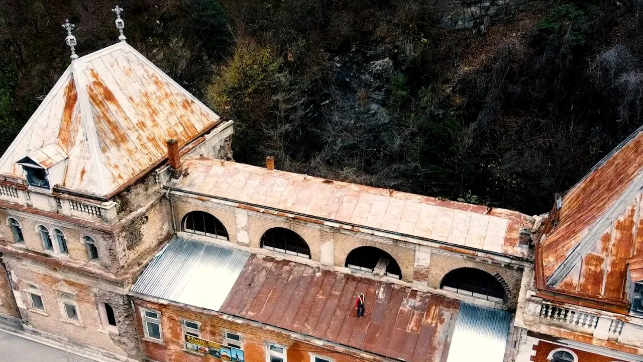 Băile Neptun, clădire-monument din România care a atras atenția Europei, a mai rămas fără un perete de rezistență