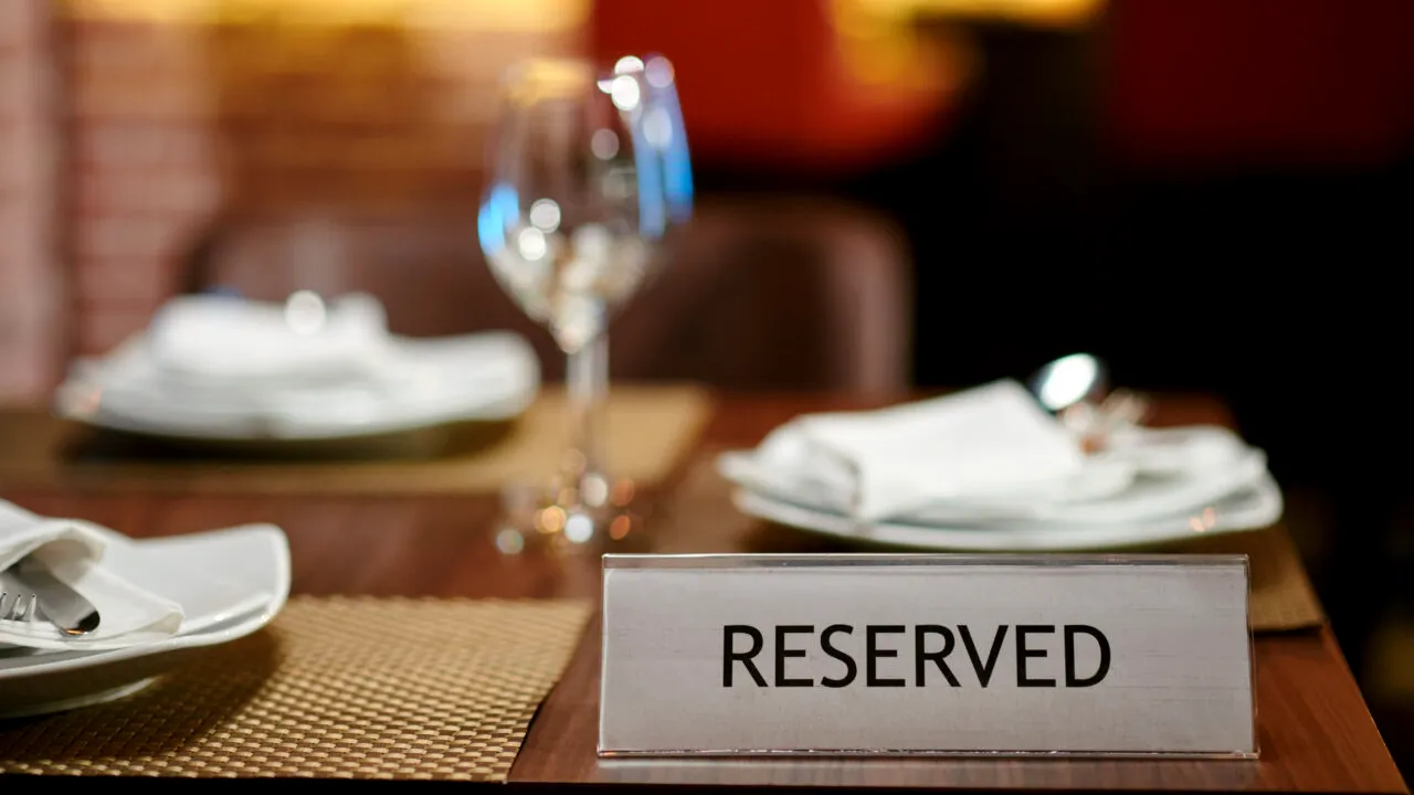 Peste 10.000 de hoteluri din Europa dau în judecată platforma Booking.com. Care este motivul