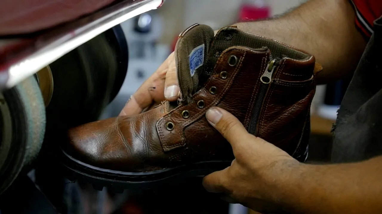 Ce mesaj a putut lăsa un cizmar din IAȘI pentru clienții care îi aduc la reparat pantofii murdari