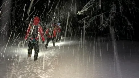 Salvamontiştii anunță că schiorul dat dispărut de către prieteni în zona Transalpina a reușit să își salveze viața