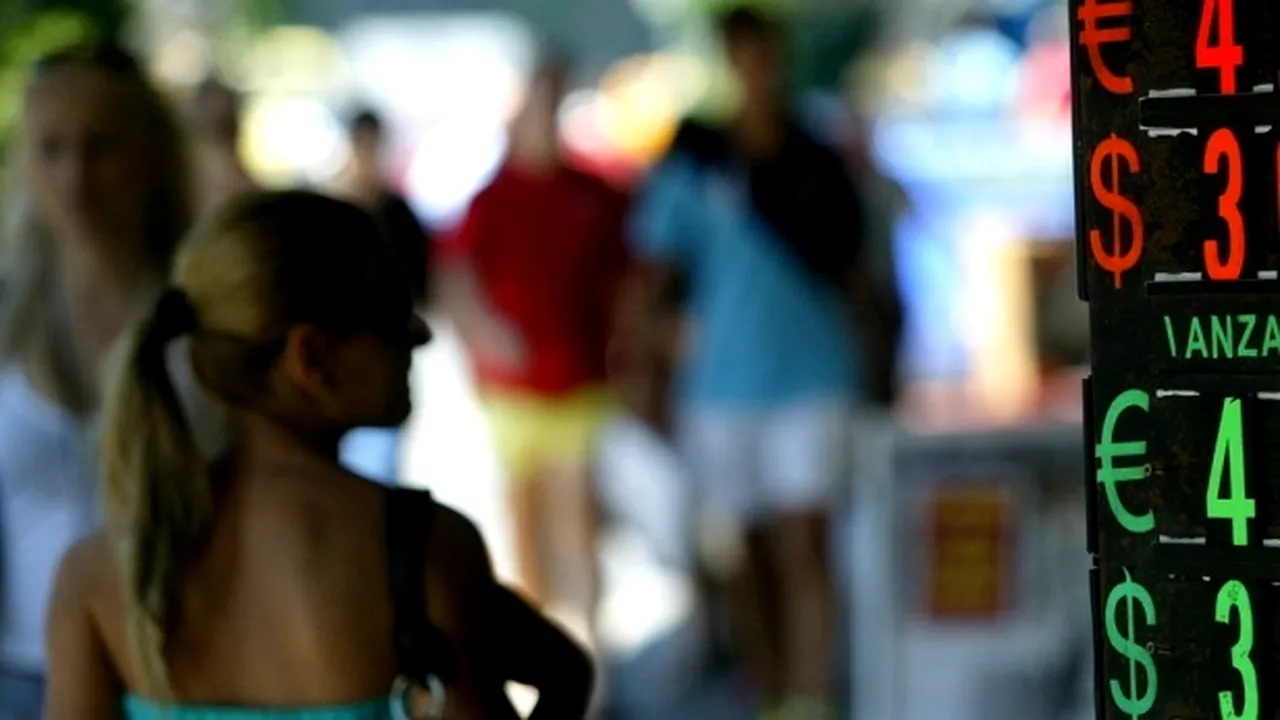 Cursul fluctua în jurul nivelului de 4,46 lei/euro