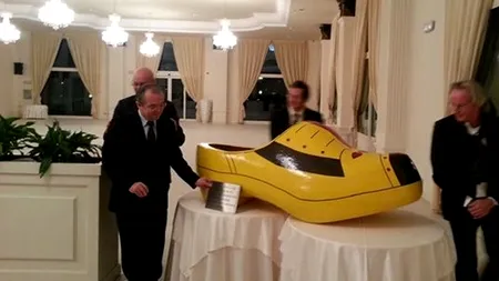 Primăria Cluj-Napoca a primit cadou un sabot uriaș din partea unor olandezi. Boc s-a pozat cu el