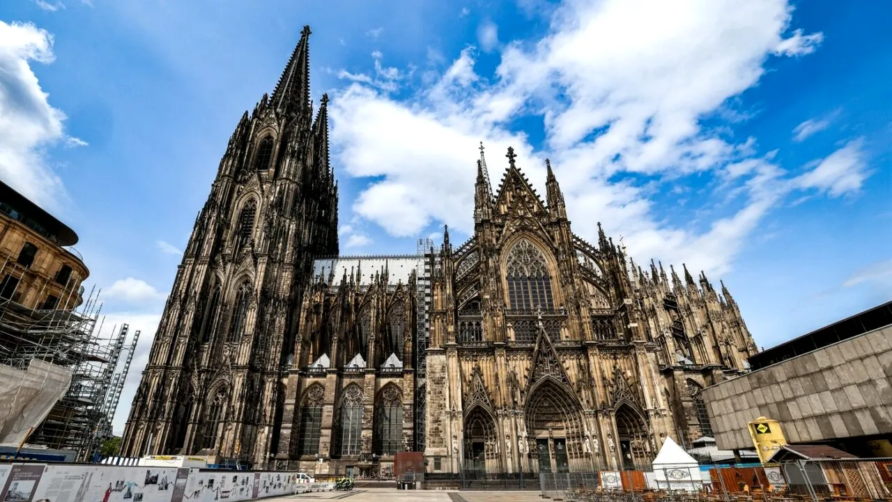 Germania: Autoritățile au decis EVACUAREA a peste 20.000 de persoane din Köln. Care este motivul