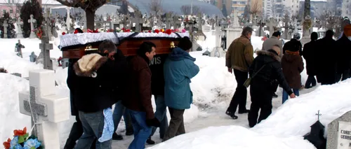 Mort CĂRAT PE BRAȚE de rude, până la cimitir. Deszăpezire... LIPSĂ. Gorjule, MÂNDRIA ȚĂRII!