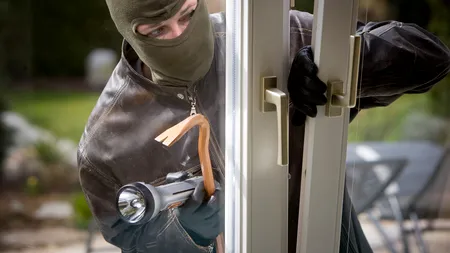 Întâmplări ca în filme în Craiova. O femeie și-a jefuit propria casă, apoi și-a șantajat soțul