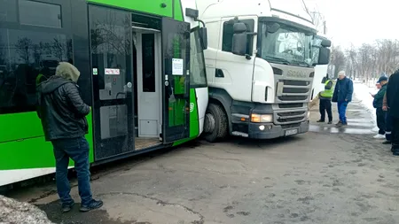 Cum arată și ce pagube a suferit tramvaiul Imperio Metropolitan care s-a lovit de un TIR