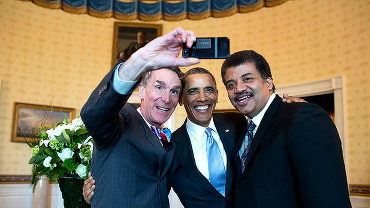 Moda #selfie a început să facă pui. Despre #belfie & #usie și ce spun sociologii