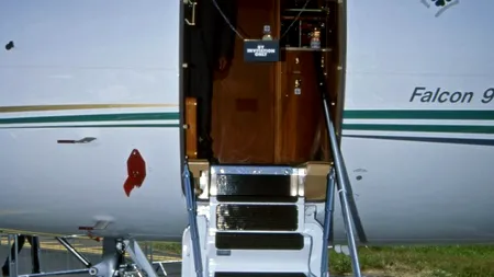 Ce RISCĂ o pasageră care a agresat o stewardesă. Avionul în care se afla a aterizat de urgență
