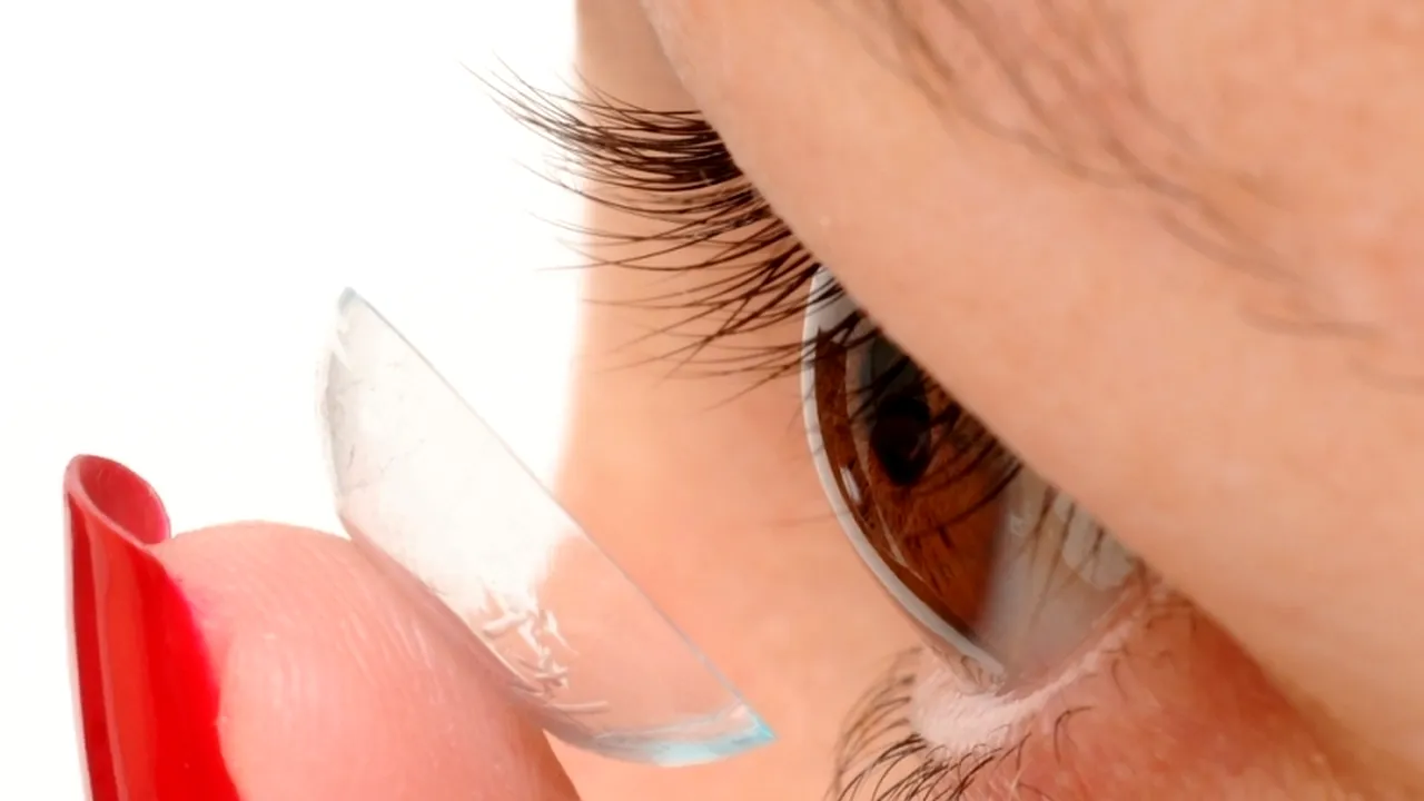 Pericolul din spatele lentilelor de contact