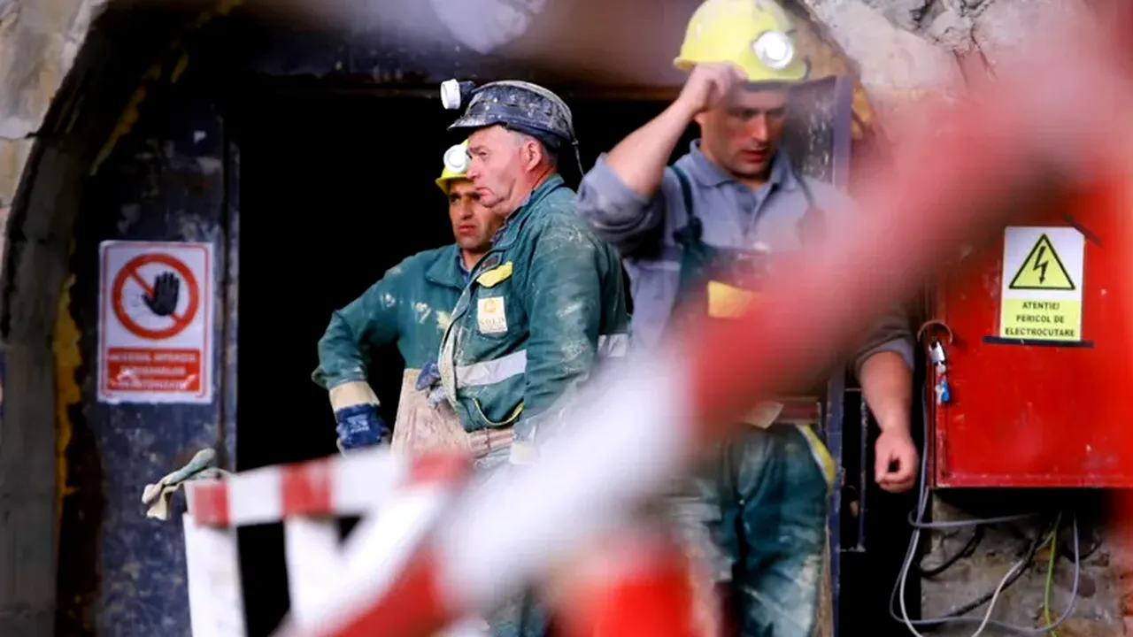 Protest spontan al MINERILOR din Valea Jiului. Angajații nu și-au primit încă salariile