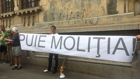 Protest în fața Brigăzii Rutiere, după ce șoferul mașinii M...IEPSD a rămas fără PERMIS și PLĂCUȚE. Se cere DEMISIA lui Carmen DAN