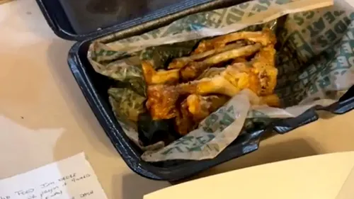 Ce a primit un tânăr după ce a comandat o porție de aripioare cu cartofi prăjiți. Livratorul i-a lăsat și un bilețel: Îmi pare rău