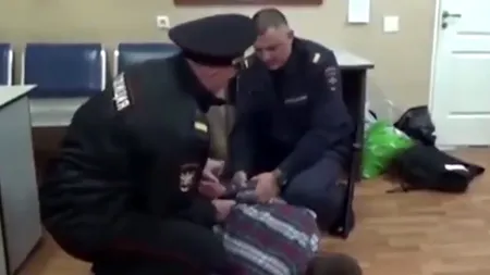 Ravagii în avion: Un pasager aflat sub influența alcoolului a făcut ravagii într-un avion, rănind personalul. Doar pilotul l-a putut opri - VIDEO