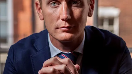 Cum a făcut acest tânăr o afacere de aproape 200 de milioane de dolari vânzând ceasuri ieftine