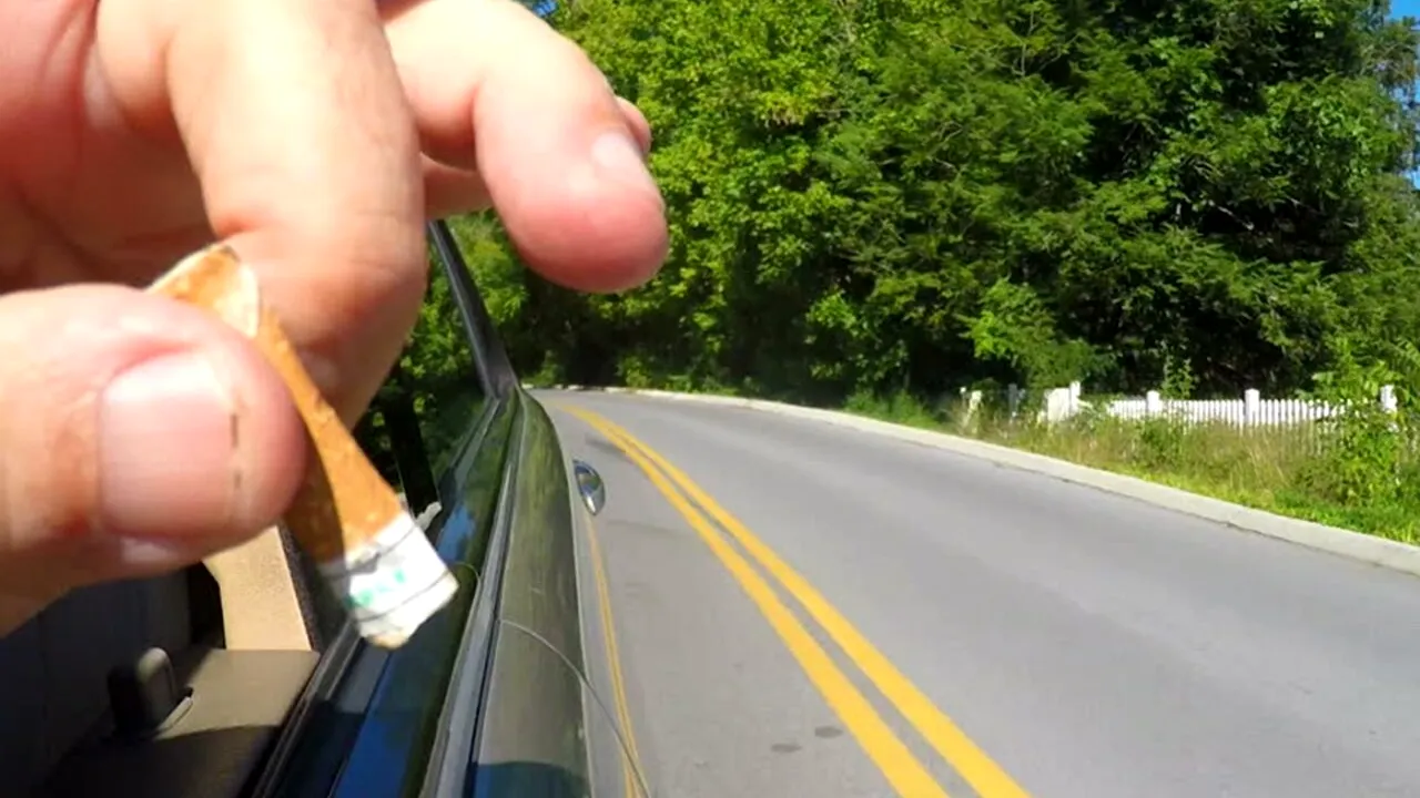 Amendă uriașă dacă arunci CHIȘTOCUL de țigară pe geamul mașinii, în România. Cu câți lei poți fi amendat