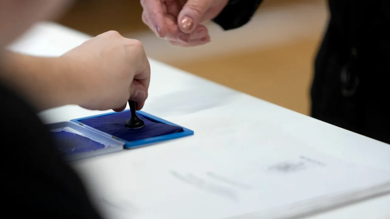 Votarea s-a încheiat. Peste 9,5 milioane de români au VOTAT la primul tur al PREZIDENȚIALELOR. Prezența la vot în țară, 53,19%, în București, 50,63%