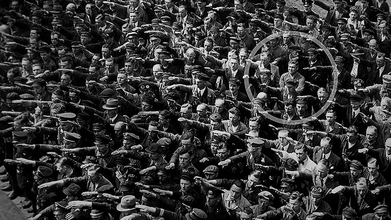 FOTO | Povestea tragică a lui A. Landmesser, bărbatul care a refuzat sa facă salutul hitlerist. Noi imagini rare cu el și femeia pentru care a suferit