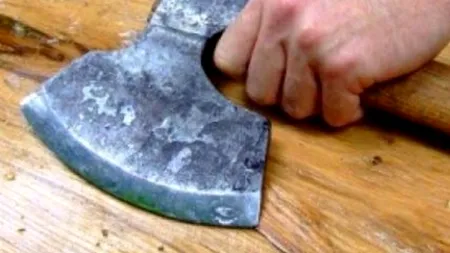 Doi bătrâni din Bacău s-au certat din cauza unui gard. Unul dintre ei a pus mâna pe o secure și a lovit. Poliția l-a arestat pentru tentativă de omor