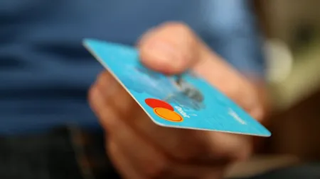 A găsit un card pe jos și s-a dus la cumpărături, unde a cheltuit 297 de lei. Ce pedeapsă a primit un român din Alba