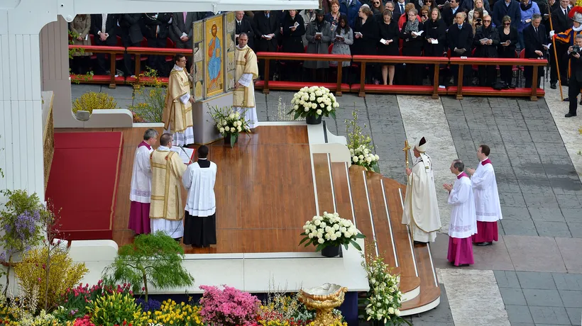 Papa Francisc oficiază Sfânta Liturghie pascală în fața a mii de credincioși, la Vatican