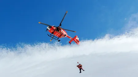 Intervenție spectaculoasă Salvamont Brașov. Patru turişti străini blocaţi pe Brâna Caprelor, în Masivul Bucegi