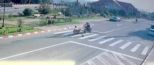 Accident incredibil surprins de camerele de supraveghere în Suceava: Un copil pe bicicletă, LOVIT de două motociclete pe trecerea de pietoni