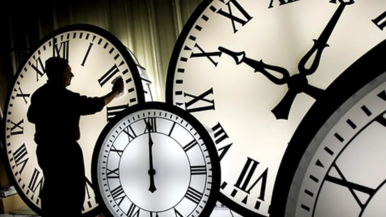 ORA DE VARĂ. România trece în noaptea de sâmbătă spre duminică la ora oficială de vară
