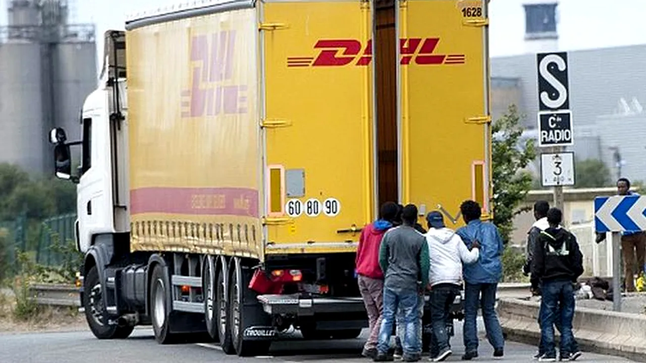 Ce pedeapsă a primit un italian care a fost prins în timp ce transporta zeci de imigranți înr-un camion, la frontiera franco-italiană